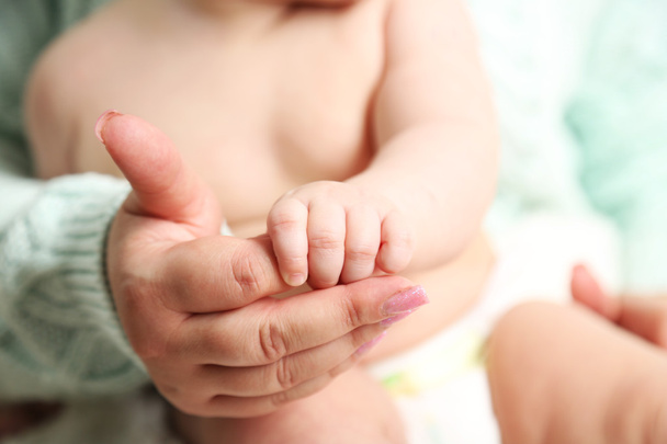 Дитяча рука в руці матері, крупним планом
 - Фото, зображення