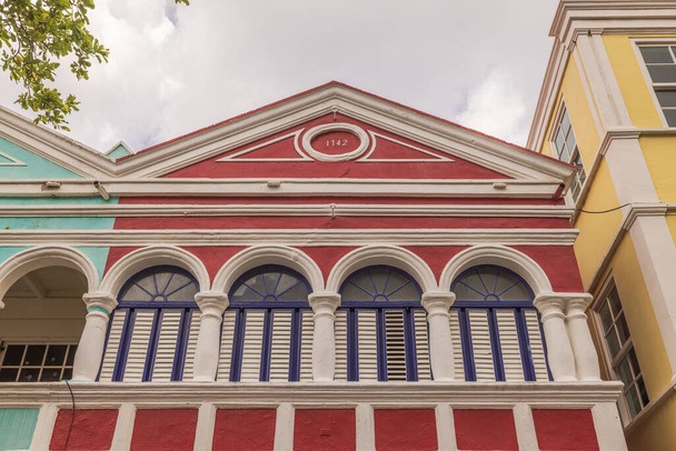 Vista das fachadas coloridas de casas antigas no centro de Willemstad, Curaçao no fundo de nuvens brancas fofas. - Foto, Imagem