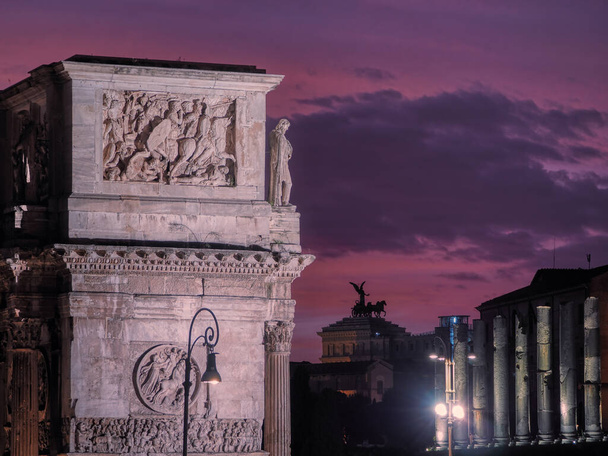 Vue de l'ancienne sculpture sur le bâtiment, coucher de soleil, Rome, Italie - Photo, image