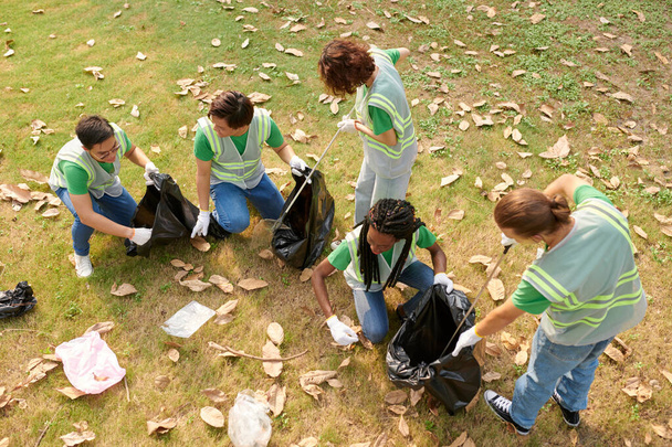 Groep eco-vrijwilligers verzamelt afval op universiteitscampus - Foto, afbeelding