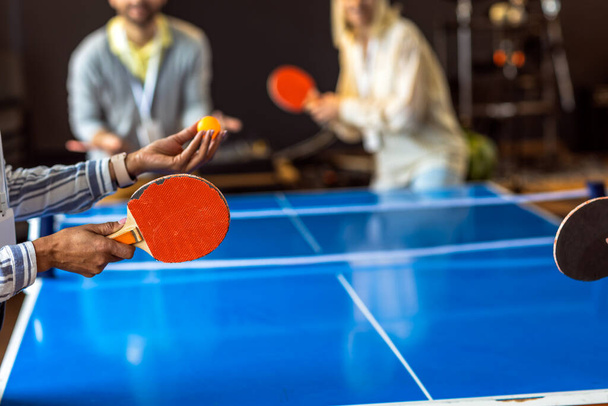 Les jeunes jouent au tennis de table au bureau au travail - Photo, image
