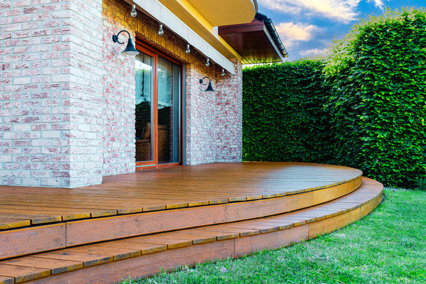 Luxe villa exterieur met tuin terras en houten exotische vloer. - Foto, afbeelding