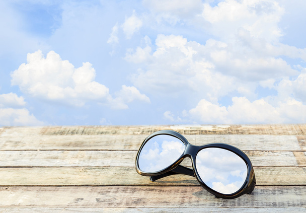 Чистое небо в очках на деревянном фоне
 - Фото, изображение