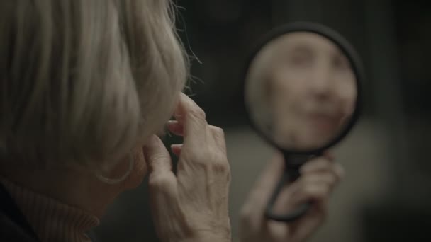 Ongelukkig Bedachtzame Oude Vrouwelijke Persoon Angstig en Eenzaam - Video
