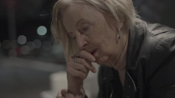 Δυσάρεστη ηλικιωμένη γυναίκα Αγχωμένη και μοναχική - Πλάνα, βίντεο