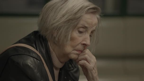 Δυσάρεστη ηλικιωμένη γυναίκα Αγχωμένη και μοναχική - Πλάνα, βίντεο