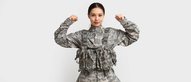 Soldat féminin sur fond blanc. Concept de féminisme - Photo, image