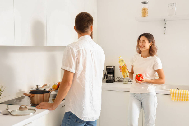 Szczęśliwa para w miłości gotowanie makaronu w kuchni - Zdjęcie, obraz