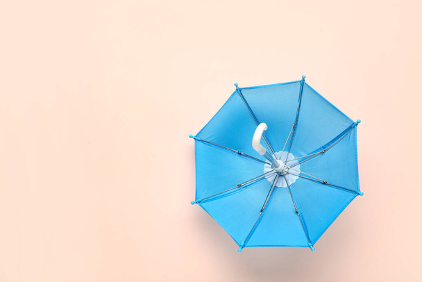 Mini stylový deštník na béžovém pozadí - Fotografie, Obrázek