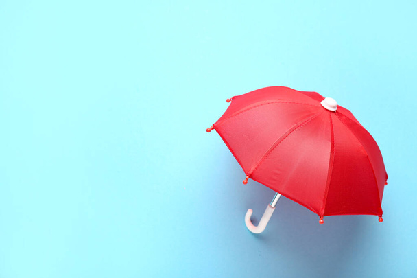 Mini červený deštník na modrém pozadí - Fotografie, Obrázek