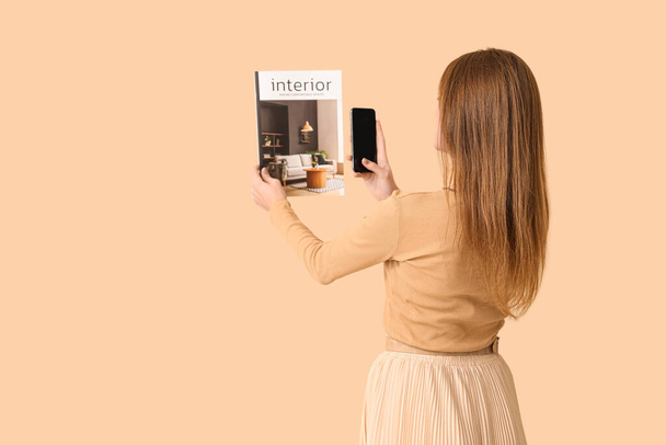 Krásná žena s časopisem a mobilním telefonem na béžovém pozadí, zadní pohled - Fotografie, Obrázek