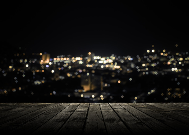 Planche de bois au-dessus de la ville phuket la nuit
 - Photo, image