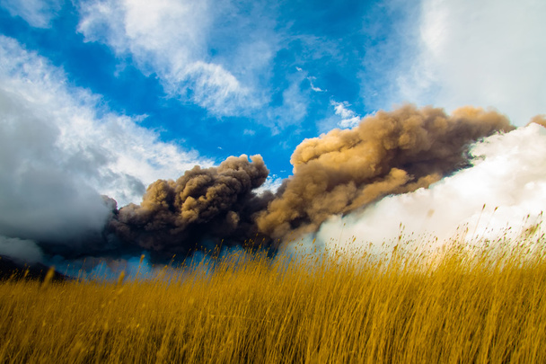 エトナ山噴火と溶岩流 - 写真・画像