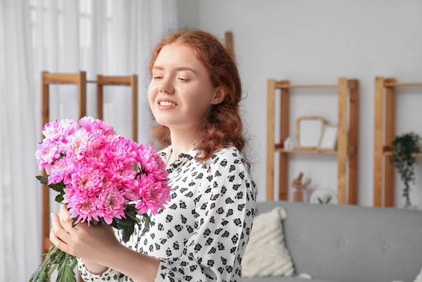 Mulher bonita com buquê de flores de crisântemo rosa em casa. Dia Internacional da Mulher - Foto, Imagem