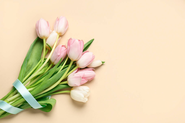 Bouquet de belles tulipes sur fond jaune. Journée internationale de la femme - Photo, image