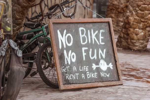 ποδήλατο στάθμευσης ράφι σε ένα παλαιό μέρος της πόλης - Φωτογραφία, εικόνα