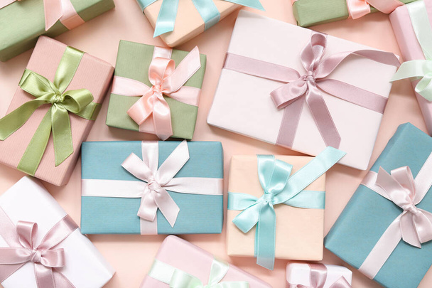 Muchas cajas de regalo sobre fondo rosa. Día Internacional de la Mujer - Foto, Imagen