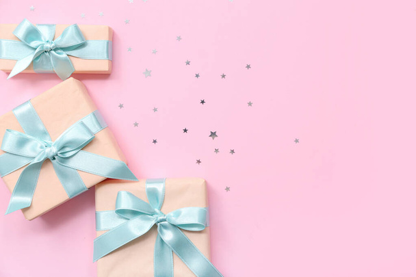 Confezioni regalo e confetti su sfondo rosa. Giornata internazionale della donna - Foto, immagini