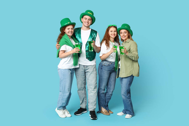 Groep mensen met bier op blauwe achtergrond. St. Patrick 's Day viering - Foto, afbeelding