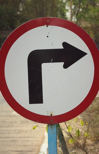 Otočit vpravo dopravní značka - vinobraní - Fotografie, Obrázek
