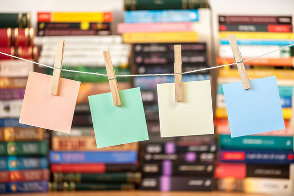 Mandal kitapları ile bağlı ipte arka planda açık mesaj bulanık - Fotoğraf, Görsel