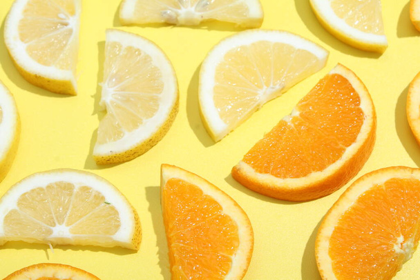 grupa plastrów pomarańczy na żółtej powierzchni - Zdjęcie, obraz