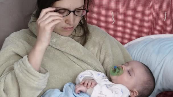 Mother rocks baby to sleep - Felvétel, videó