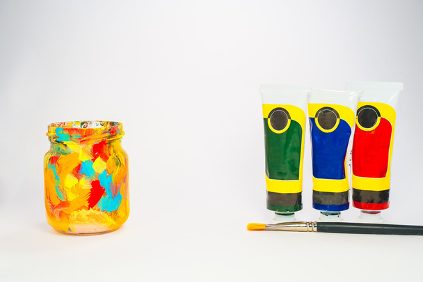 Escuela de arte suministros pintor cepillo tarro y tubos de pintura
 - Foto, imagen
