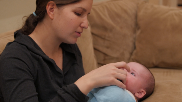 gyermekét szoptató anya - Felvétel, videó