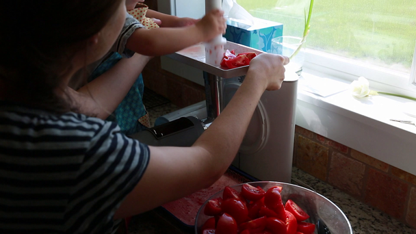yürümeye başlayan çocuk ve annesi suyu taze domates - Video, Çekim