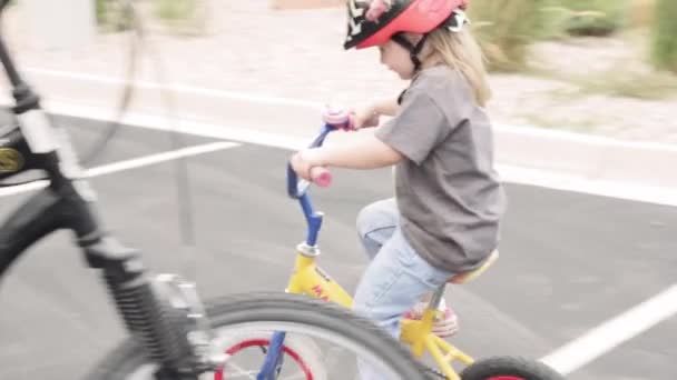 a little girl on bike - Πλάνα, βίντεο