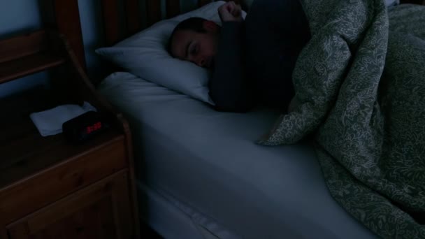 Mężczyznę leżącego w łóżku - Materiał filmowy, wideo
