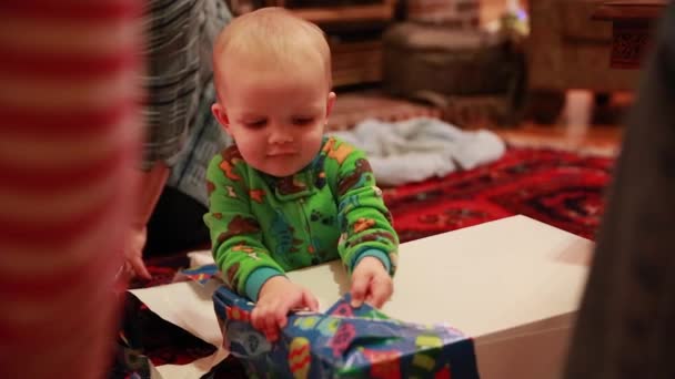μικρό παιδί άνοιγμα χριστουγεννιάτικα δώρα - Πλάνα, βίντεο