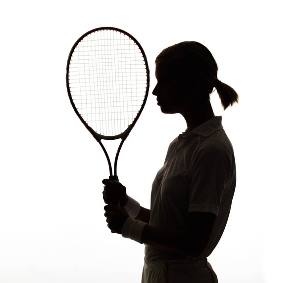 テニス,スポーツ競技,背中の白い背景でスタジオでシルエット,女性,ラケット. パフォーマンス,スキル,マッチのためのバット付きアスリートの影,プロフィールと概要. - 写真・画像
