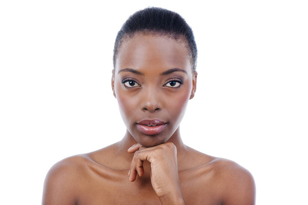 Donna nera, viso e pelle per bellezza naturale, dermatologia e cura della pelle con bagliore e benessere su sfondo bianco. Ritratto, modella africana e cura cosmetica, viso lucido e pulito in studio. - Foto, immagini