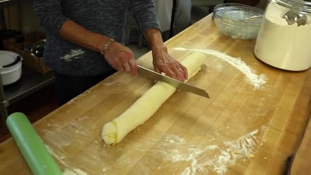 woman cutting orange roll dough - Filmagem, Vídeo