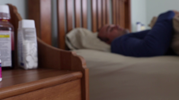 Yatağında yatan hasta adam - Video, Çekim