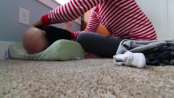 Mother changes her baby's diaper - Materiał filmowy, wideo