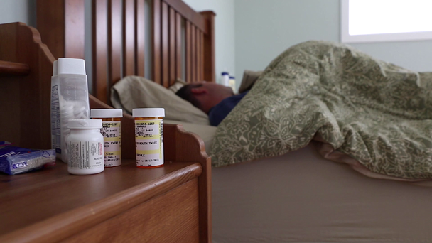 Homem doente deitado em sua cama
 - Filmagem, Vídeo