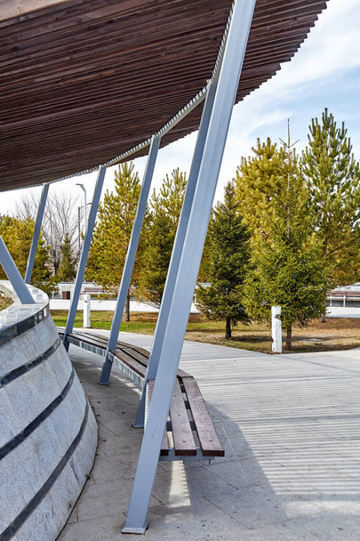 fragment d'une structure d'ombrage décorative en métal et planches pour bancs de parc auvent - Photo, image