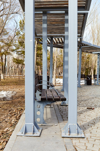 fragment dekoracyjnej struktury cieniowania wykonanej z metalu i desek do baldachimu ławek parkowych - Zdjęcie, obraz