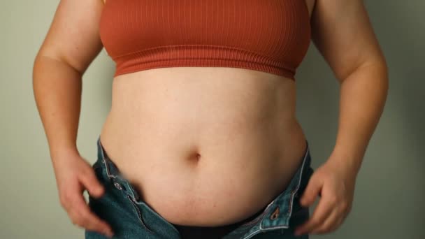 太りすぎの女性の大きな腹に脂肪の折り畳みを閉じる. 過剰な体重,肥満の女性,ダイエット,過体重の問題の概念. 高品質のフルHD映像 - 映像、動画