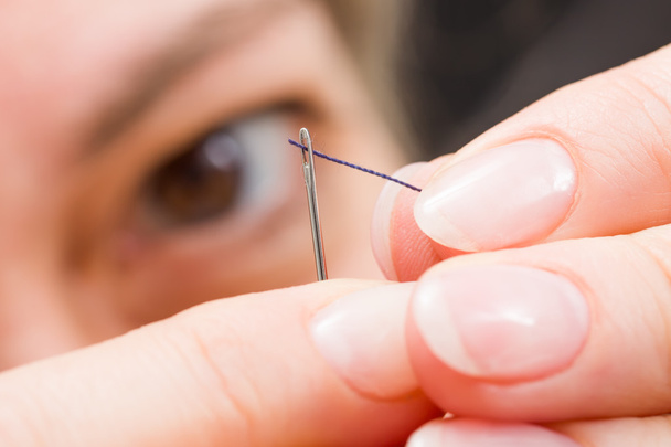 Woman fingers threading a needle - Fotografie, Obrázek