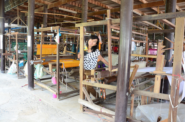 Тайский портрет женщины со старым шелковым ткацким станком
 - Фото, изображение