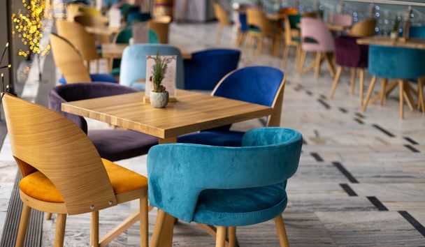 Interior moderno de restaurante urbano o cafetería con lugares para comer - Foto, imagen