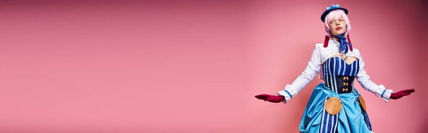 schattig mooi vrouw cosplaying schattig anime karakter en weg te kijken op roze achtergrond, banner - Foto, afbeelding