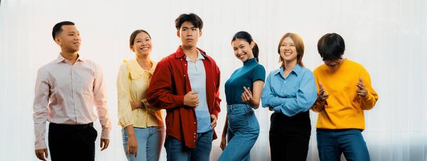 Panoráma banner fiatal boldog ázsiai startup cég munkavállaló visel színes alkalmi viselet áll sorban együtt szimbolizálja kreatív csapatmunka, munka foglalkoztatás, HR ügynökség toborzás. Szinerg - Fotó, kép