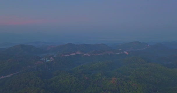  Vue aérienne de la route avec de nombreux sentiers sinueux et des pentes escarpées serpente à travers les montagnes dans la province de Tak - Séquence, vidéo
