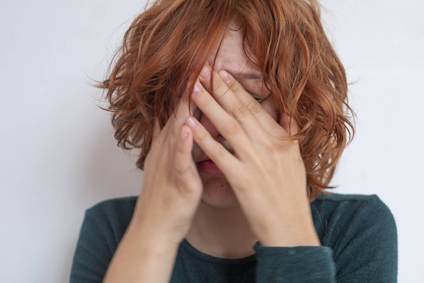 dívka s rudými vlasy pláče ve svém pokoji. Emoční management - Fotografie, Obrázek