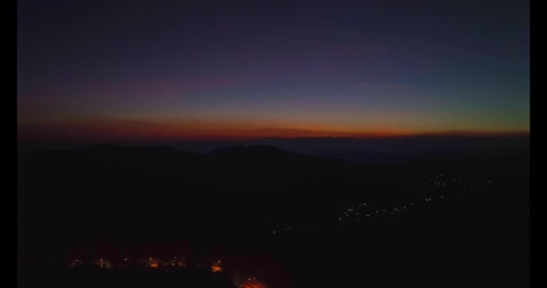 Légi kilátás gyönyörű reggeli égbolt felett út sok kanyarok és meredek völgyek Tak tartományban - Felvétel, videó